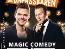 Zwei Entertainer in eleganter Kleidung, umgeben von Lichtern, präsentieren eine Comedy- und Hypnoseshow.