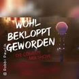 Mikrofon auf Bühne mit Schriftzug "WOHL BEKLOPPT GEWORDEN" in hellem Licht; Titel einer Comedy-Show.