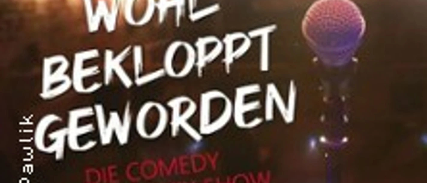 Mikrofon auf Bühne mit Schriftzug "WOHL BEKLOPPT GEWORDEN" in hellem Licht; Titel einer Comedy-Show.