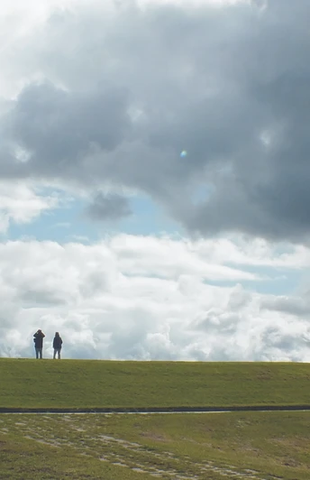 Spaziergänger auf dem Deich Spaziergänger auf dem DeichWalkers on the dykePromeneurs sur la digueWandelaars op de dijkVandrere på diget