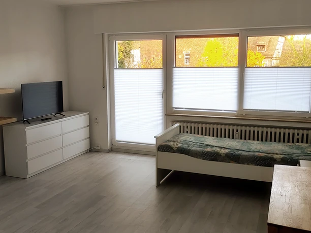 fewo-an-der-weser-schlafzimmer2.jpg Schlafzimmer mit Einzelbett, Kommode und Fernseher