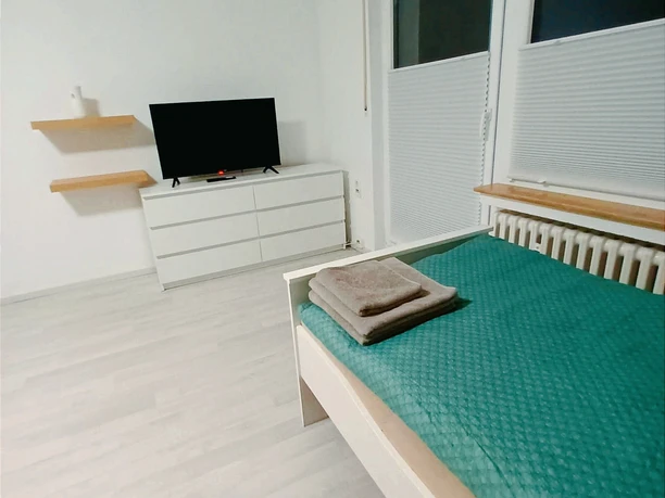 fewo-an-der-weser-schlafzimmer1.jpg Schlafzimmer mit Einzelbett, Kommode und Fernseher