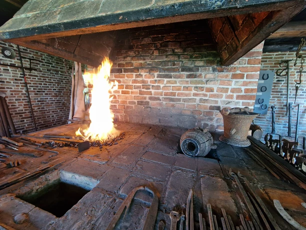 Offenes Feuer in der Museumsschmiede des Fehn- und Schiffahrtsmuseum Westrhauderfehn, Gemeinde Rhauderfehn, 20230605_141107.jpg20230605_141107.jpg