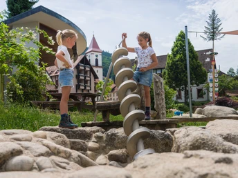 Erlebnisbereich Wasser im Kurpark, zwei spielende Kinder