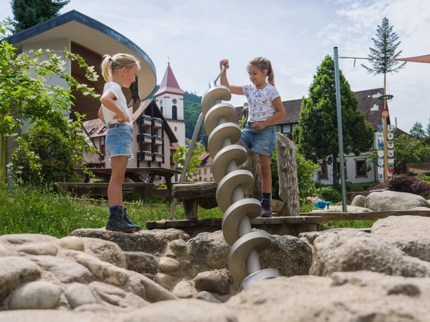 Erlebnisbereich Wasser im Kurpark, zwei spielende Kinder