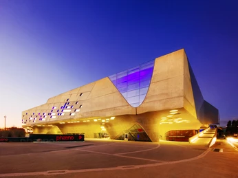 Außenansicht bei Nacht_Foto Janina Snatzke