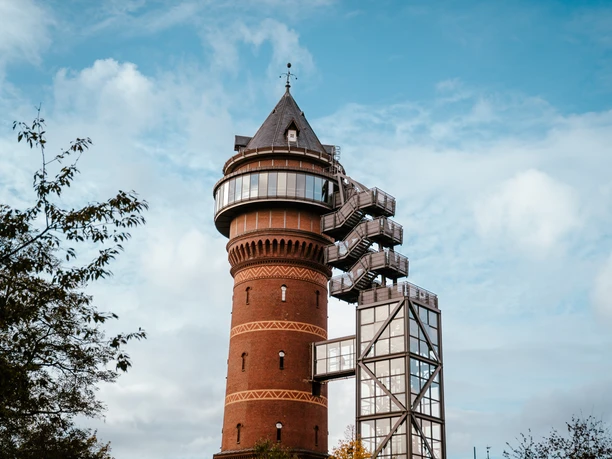 Aquarius, Mülheim an der Ruhr ```html <p>Alter Wasserturm in Backsteinbauweise mit Aussichtsplattform und gläsernem Treppenhaus.</p> ```