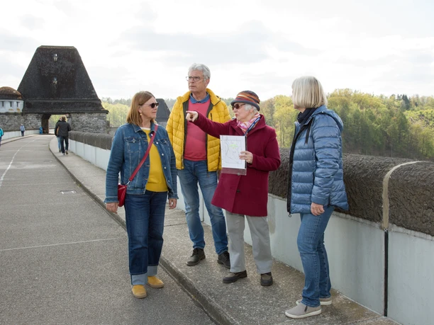 Gästeführung auf der Staumauer.jpg