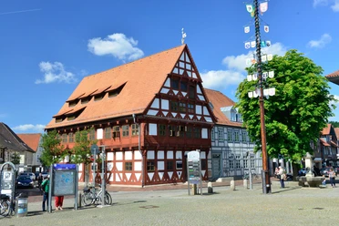 Marktplatz Gifhorn.jpg Altes Fachwerkhaus steht Rande des Gifhorner Marktplatz