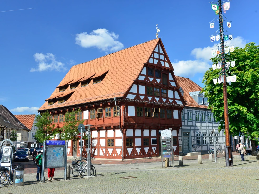 Marktplatz Gifhorn.jpg Altes Fachwerkhaus steht Rande des Gifhorner MarktplatzOld half-timbered house stands on the edge of Gifhorn's market squareGammelt bindingsværkshus står i udkanten af Gifhorns markedspladsOud vakwerkhuis aan de rand van het marktplein van Gifhorn