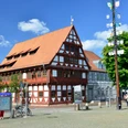 Marktplatz Gifhorn.jpg Altes Fachwerkhaus steht Rande des Gifhorner MarktplatzOld half-timbered house stands on the edge of Gifhorn's market squareGammelt bindingsværkshus står i udkanten af Gifhorns markedspladsOud vakwerkhuis aan de rand van het marktplein van Gifhorn