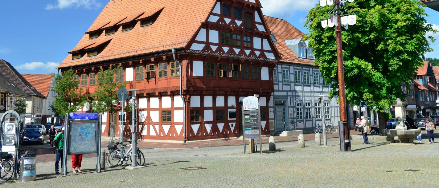 Marktplatz Gifhorn.jpg Old half-timbered house stands on the edge of Gifhorn's market square