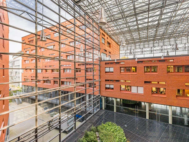 Life Sciences at BioCity Campus | Leipzig Convention Bureau Modern courtyard at BioCity Campus in Leipzig with glass facad - presented by Leipzig Convention Bureau