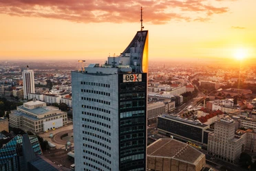 Augustusplatz mit Oper Leipzig, Gewandhaus zu Leipzig und City-Hochhaus Leipzig | Leipzig Convention Bureau Blick über den Augustusplatz in Leipzig mit Oper, Gewandhaus und City-Hochhaus – präsentiert vom Leipzig Convention Bureau