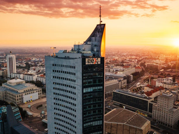 Augustusplatz mit Oper Leipzig, Gewandhaus zu Leipzig und City-Hochhaus Leipzig | Leipzig Convention Bureau Blick über den Augustusplatz in Leipzig mit Oper, Gewandhaus und City-Hochhaus – präsentiert vom Leipzig Convention Bureau