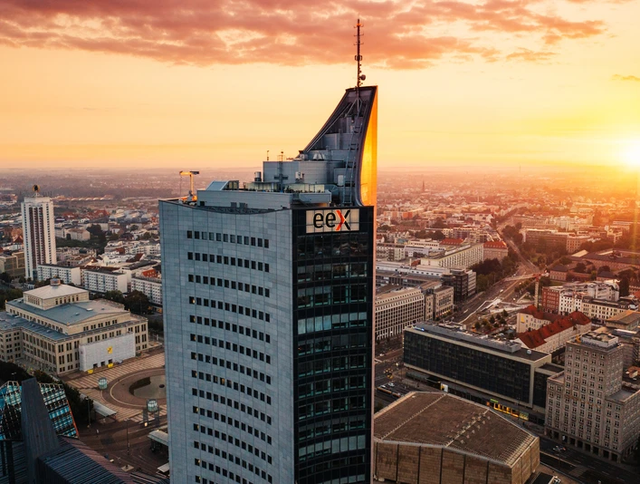 Augustusplatz mit Oper Leipzig, Gewandhaus zu Leipzig und City-Hochhaus Leipzig | Leipzig Convention Bureau Blick über den Augustusplatz in Leipzig mit Oper, Gewandhaus und City-Hochhaus – präsentiert vom Leipzig Convention Bureau