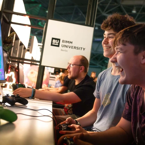 CAGGTUS Gaming Festival as a meeting point of the German gaming and technology industry in Leipzig | Leipzig Convention Bureau Three participants playing at screens during the CAGGTUS Gaming Festival in Leipzig – presented by Leipzig Convention Bureau