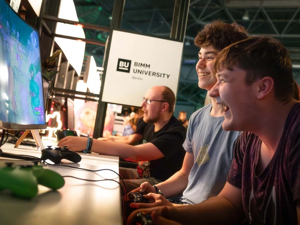 CAGGTUS Gaming Festival as a meeting point of the German gaming and technology industry in Leipzig | Leipzig Convention Bureau Three participants playing at screens during the CAGGTUS Gaming Festival in Leipzig – presented by Leipzig Convention Bureau