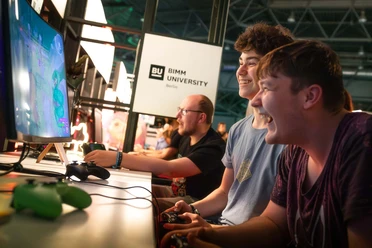 Gamingfestival CAGGTUS als Treffpunkt der deutschen Gaming und Technikwirtschaft in Leipzig | Leipzig Convention Bureau Drei Teilnehmende spielen an Bildschirmen während des Gamingfestivals CAGGTUS in Leipzig – präsentiert vom Leipzig Convention Bureau