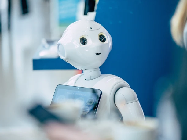 Künstliche Intelligenz & Digitalisierung | Leipzig Convention Bureau Humanoider Roboter mit Tablet auf dem Kongress Künstliche Intelligenz & Digitalisierung - präsentiert vom Leipzig Convention Bureau