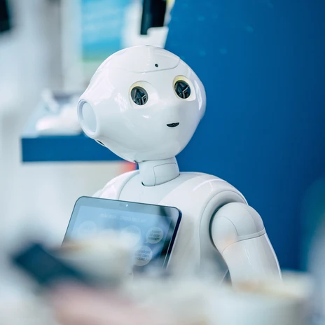 Künstliche Intelligenz und Digitalisierung | Leipzig Convention Bureau Humanoider Roboter mit Tablet auf dem Kongress Künstliche Intelligenz und Digitalisierung - präsentiert vom Leipzig Convention Bureau