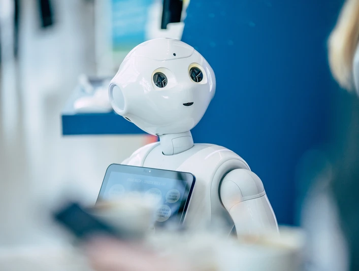 Meeting & Conference in Leipzig – Artificial Intelligence & Digitalization Humanoider Roboter mit Tablet – Künstliche Intelligenz & Digitalisierung für Tagung & Konferenz Leipzig ConventionHumanoid robot with tablet– AI & digitalization for meeting & conference Leipzig Convention