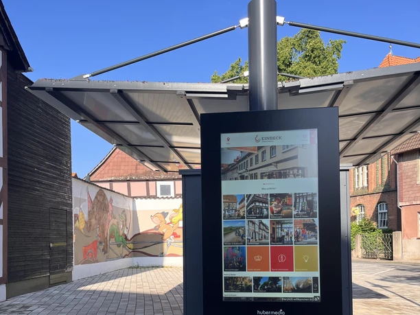 Infostele Möncheplatz Ecke Hören Digitale Infostele für wissenswerte Tipps rund um den Besuch in Einbeck am Möncheplatz in der Nähe zur Fahrradabstellanlage.