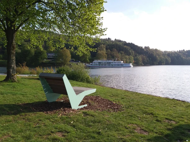 Uferpromenade Sondern 23 (Aussichtbank Seeufer zwischen Anlegestelle und Surfclub)