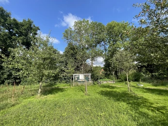 Wallhecken Umweltzentrum 2 Das Bild zeigt den Garten vom Verein Wallhecken Umweltzentrum