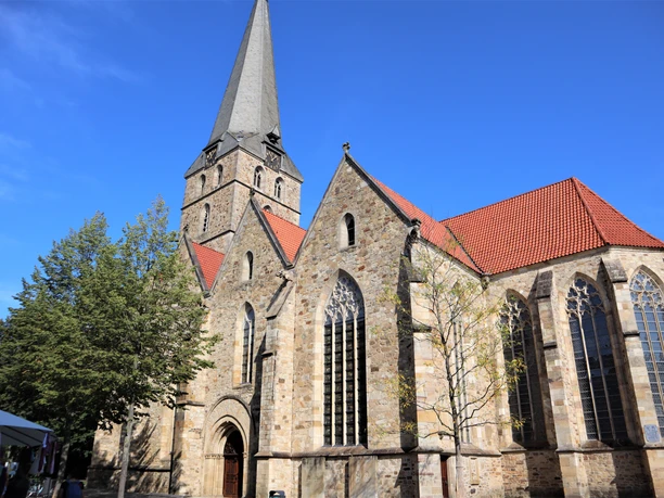 Die Johanniskirche in Herford beeindruckt mit ihrer gotischen Architektur und ihrem spitzen Turm.