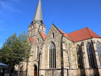 Johanniskirche-Herford-Neustädter Markt-Pro Herford GmbH.JPG Die Johanniskirche in Herford beeindruckt mit ihrer gotischen Architektur und ihrem spitzen Turm.