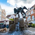 Gänsemarkt Herford beim Herforder Frühling-Pro Herford GmbH.jpg Brunnen mit Wasserspiel und umgeben von historischen Gebäuden auf dem lebhaften Gänsemarkt in Herford.