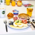 Frühstück im B&B HOTEL Düsseldorf-Hilden Ein Teller mit frischem Frühstück: Aufschnitt, belegtes Brötchen, Heißgetränk und Saft im Hintergrund.