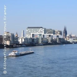 Moderne Architektur der Kranhäuser am Rhein in Köln, im Hintergrund der Kölner Dom und Altstadt.