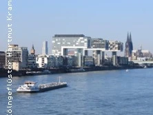 Moderne Architektur der Kranhäuser am Rhein in Köln, im Hintergrund der Kölner Dom und Altstadt.