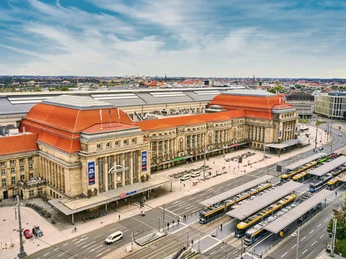 Promenaden Hauptbahnhof Leipzig - Shopping in Leipzig Luftaufnahme vom Promenaden Hauptbahnhof und den Straßenbahnhaltestellen auf dem Willy-Brandt-Platz