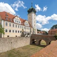 Blick auf das Baroschloss Delitzsch mit historischer Brücke