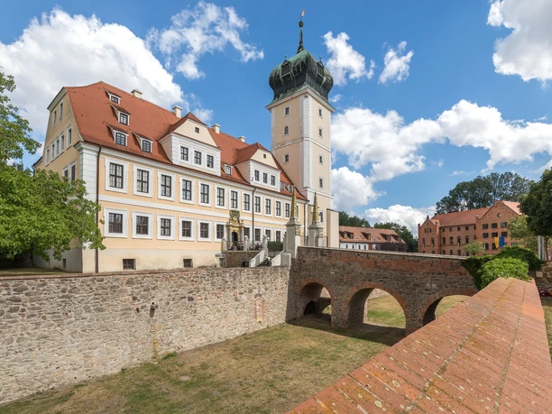 Blick auf das Baroschloss Delitzsch mit historischer Brücke