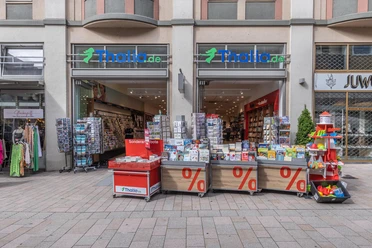 Thalia-Buchhandlung mit geöffnetem Eingang und Bücherständen in der Fußgängerzone