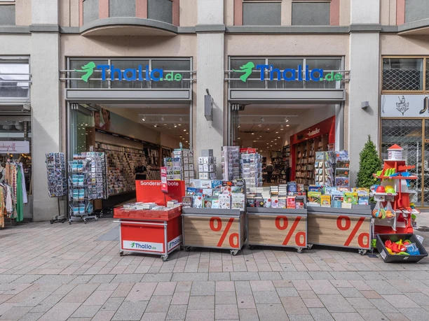 Thalia-Buchhandlung mit geöffnetem Eingang und Bücherständen in der Fußgängerzone