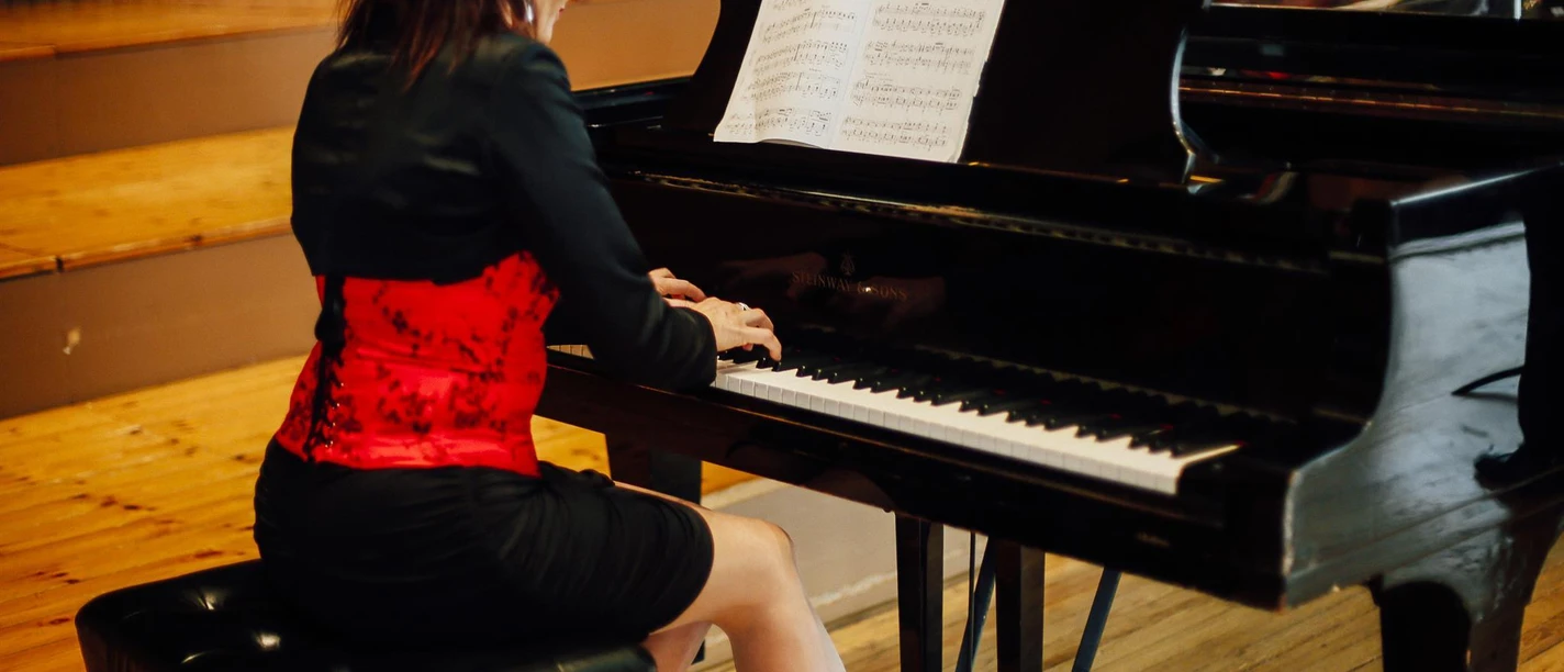 StaaStaatsbad Salzuflen_Orchester_Frau am Flügel