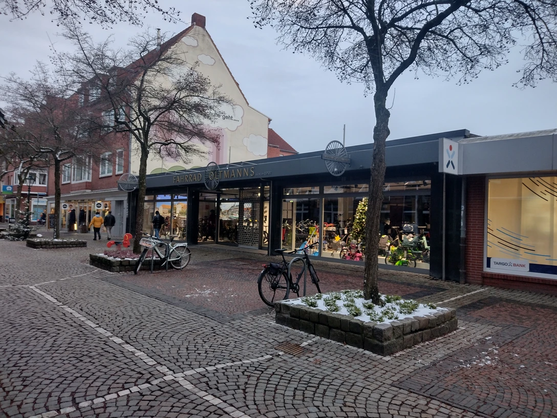 FahrradOltmannsEmden.jpg Außenansicht des Fahrradgeschäft Oltmanns in der Emder Innenstadt