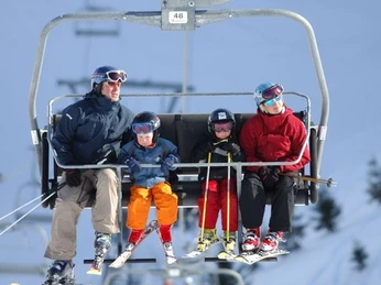 Familie auf Sessellift im Hoch-Ybrig