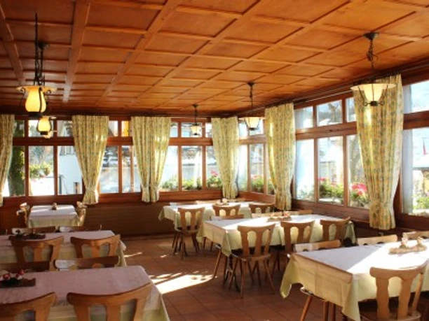 Frühstücksraum in der gedeckten Veranda