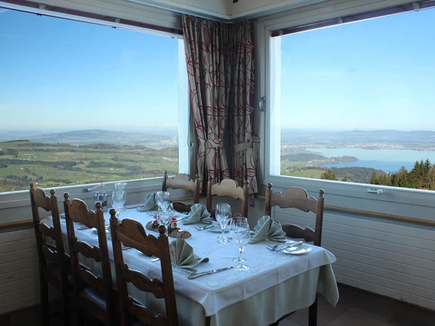 Restaurant mit Blick auf vier Seen