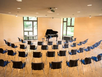 Musiksaal mit Piano im Hotel Allegro