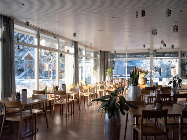 Restaurant mit Fenstergallerie und Aussicht im Winter