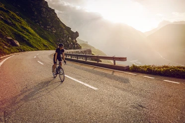 Velofahrerin beim Aufstieg auf den Grimselpass auf der Walliser Seite