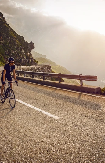 Velofahrerin beim Aufstieg auf den Grimselpass auf der Walliser Seite