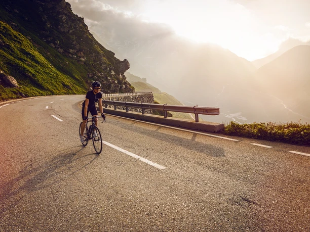 Velofahrerin beim Aufstieg auf den Grimselpass auf der Walliser Seite